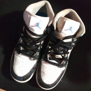 Jordan blue & white , size 6y shoes. Awesome condition.